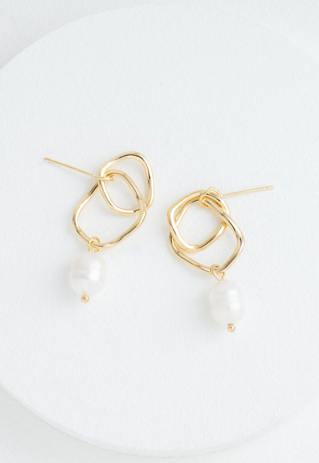 Everlasting Pearl Earrings in Gold