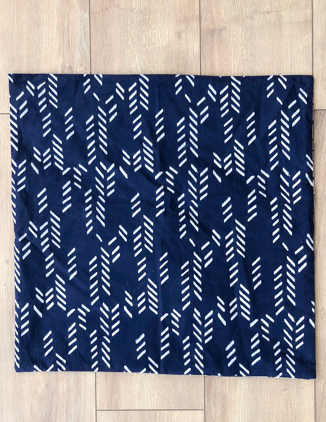 Organic Cotton Reversible Pillowcase in Art Deco/Stylized Feather Navy + Cream