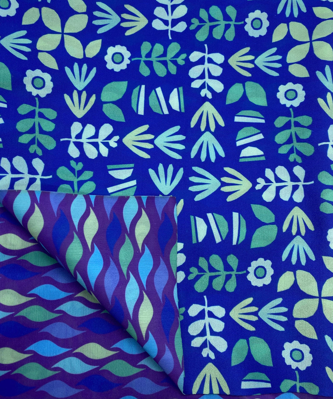 Leafi/Blue Wavi Single Large 28" | Reusable and Reversible Gift Wrap